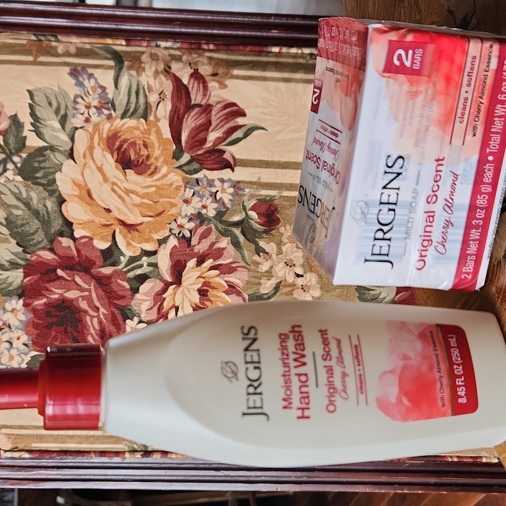 Jergens Moisturizing Hand Wash & Bar Soap Original Cherry Almond Essence‎